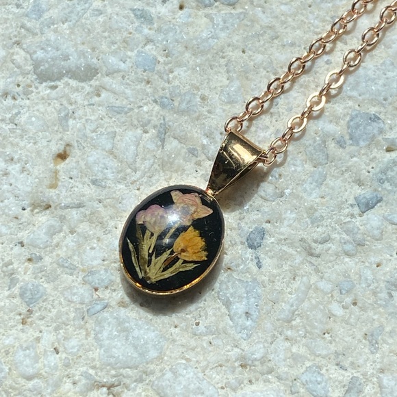 Vintage Jewelry - Vtg Micro Pressed Floral Resin Gold Tone Oval Pendant